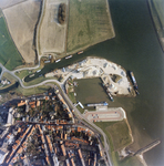 842664 Luchtfoto van het Inundatiekanaal bij de afsplitsing van Kromme Rijn (uiterst links) van de Nederrijn bij Wijk ...